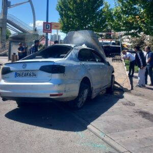 Diyarbakır’da refüje çarpan araç takla attı