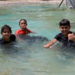 44 derecelik sicaktan bunalan cocuklar sus havuzunda serinledi wpIKqiX4