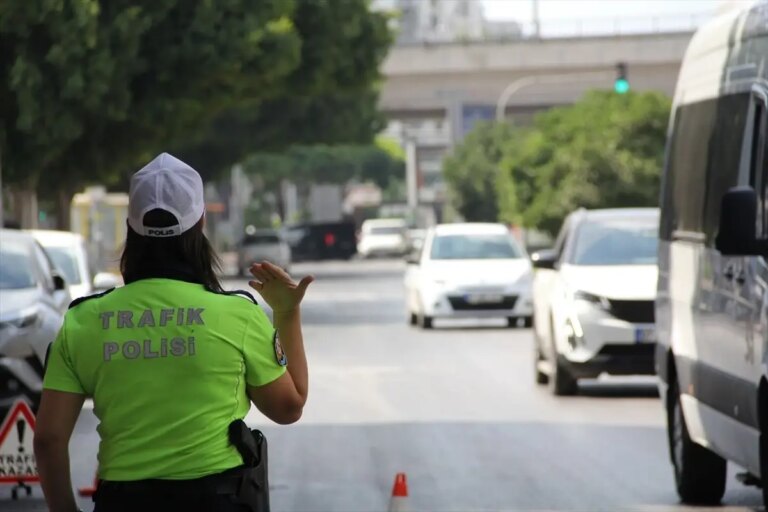 antalyada trafik denetimi 16 bin surucuye ceza PVqgvlB9