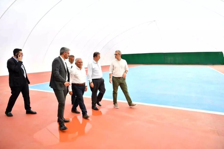 baskan buyukkilic uzeri kapatilan tenis kortlari calismalarini inceledi j42awBTD