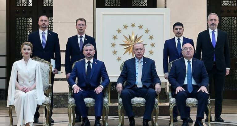 buyukelcinin esi belarus basinina anlatti kulliye icin ozel giysi diktirdi R2tTT2xb