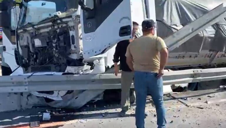 denizlide faciadan donuldu kontrolden cikan tir refuje carpti yIhaLaMj