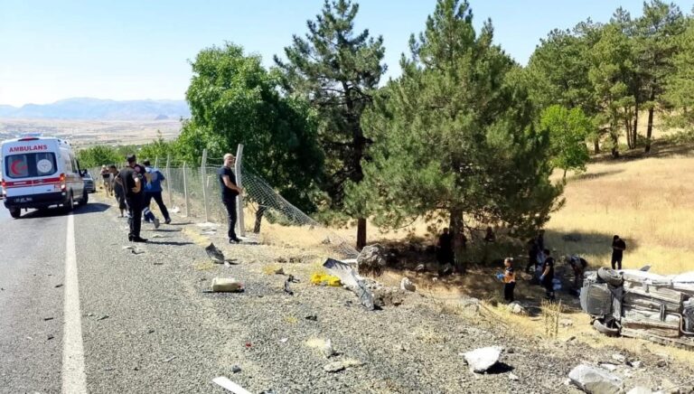 elazigda hafif ticari arac sarampole uctu uc yarali vsCg9ywr