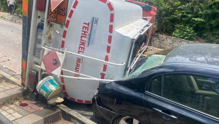 istanbulda akaryakit tankeri devrildi sokak trafige kapatildi dvnDMVlE