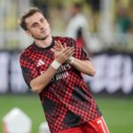 kerem akturkoglu sahaya cikti tribunler ayaga kalkti taraftara karsilik verdi hUmcZvl4