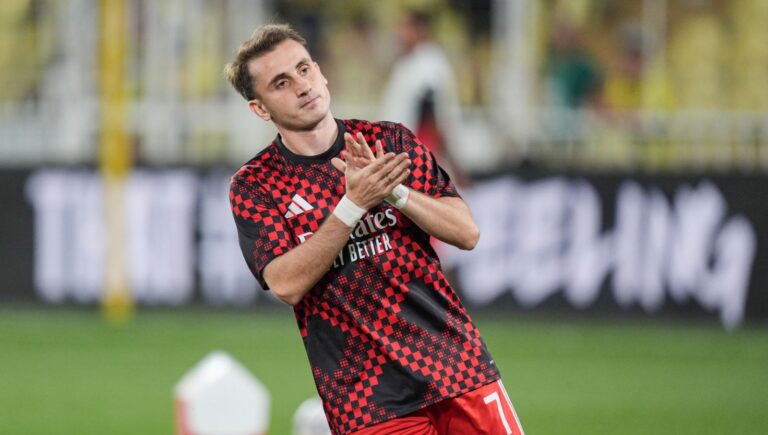 kerem akturkoglu sahaya cikti tribunler ayaga kalkti taraftara karsilik verdi hUmcZvl4