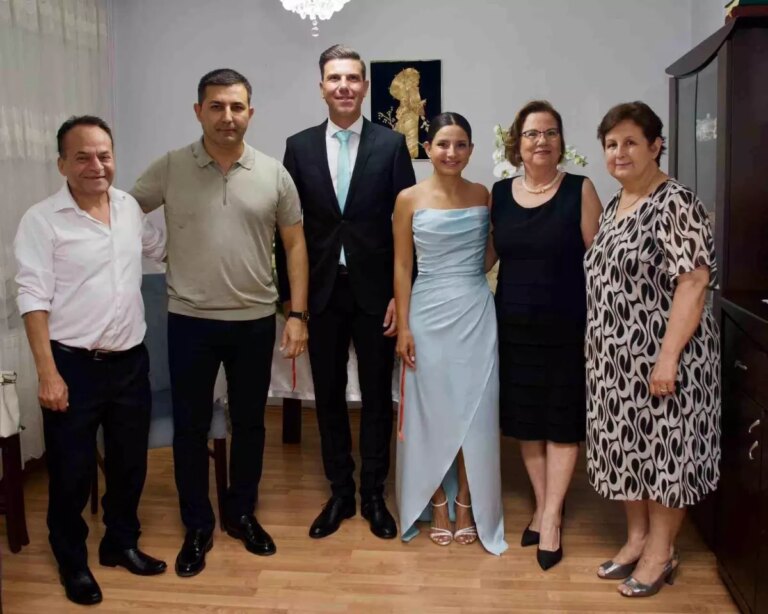 kusadasi belediye baskani nisan torenine katildi 5P3J19fV