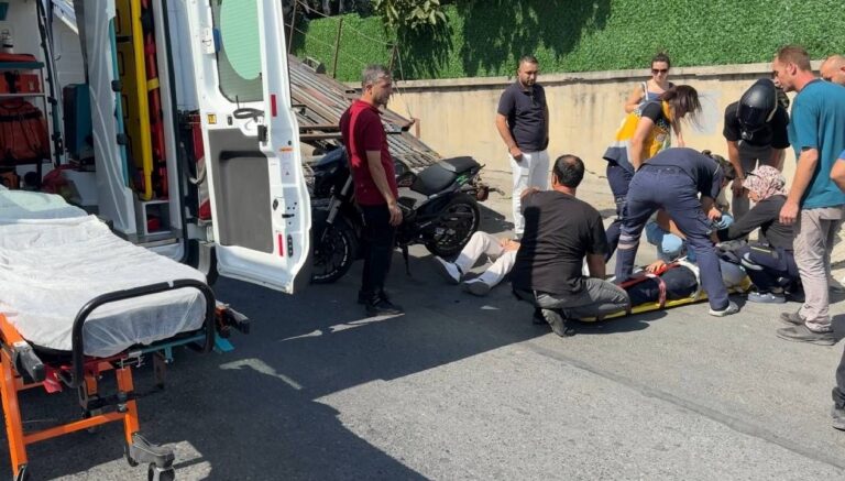 motosikletle park halindeki cekiciye carpti istanbulda feci kaza 9x778Vuu