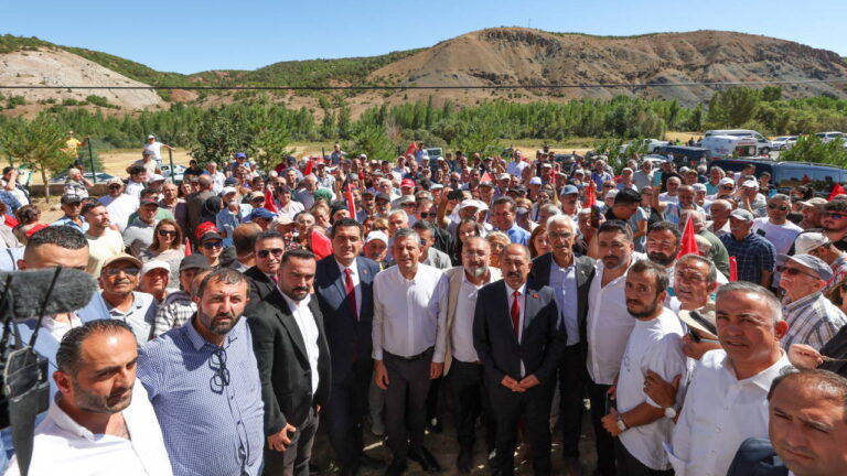 ozgur ozel tutuklu beyoglu belediye baskani inan guneyin memleketi zarayi ziyaret etti XyGlduxl