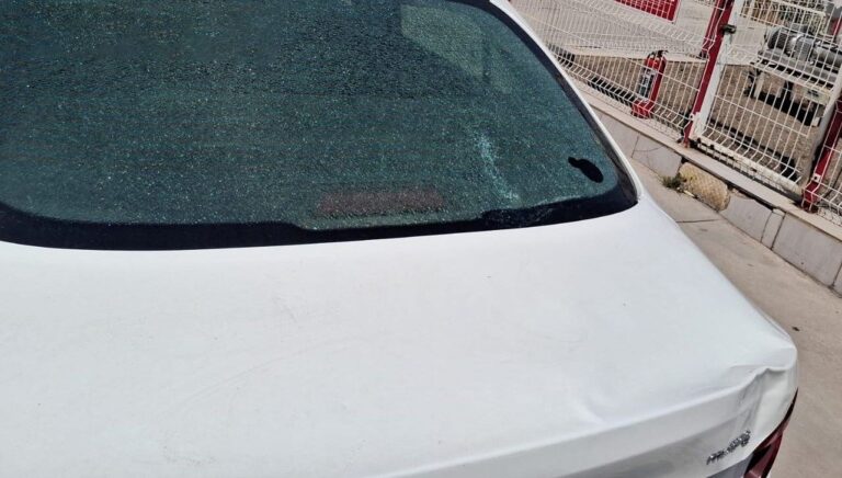 siddetli ruzgar catidan ucurdu arabanin camini patlatti UdE175nA