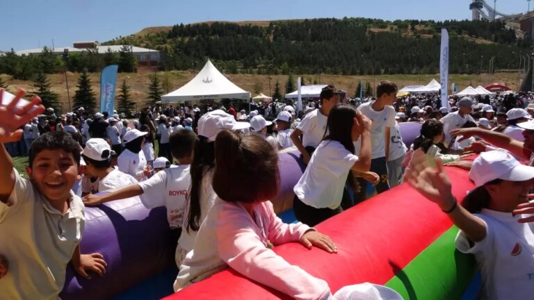 tugva yaz okullari kapanisinda genclik festivali tlc5CNBF