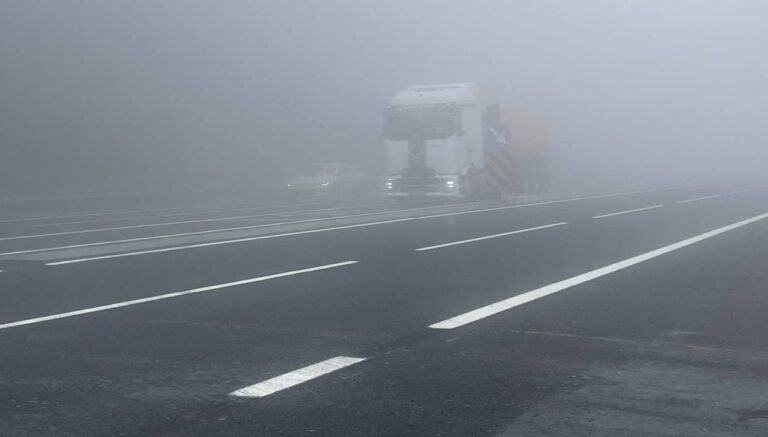 karayollari ve trafik ekipleri uyardi bolu daginda etkili olan sis gorus mesafesini dusurdu Sdj2Rcf2