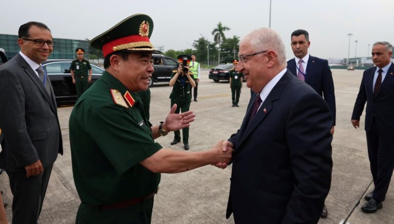 milli savunma bakani yasar guler vietnamda PDY5bO6l