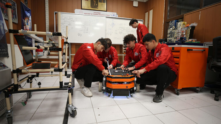 bursali-lise-ogrencileri-sanayi-icin-otonom-yuk-robotu-gelistirdi-jWkbTYL2.jpg