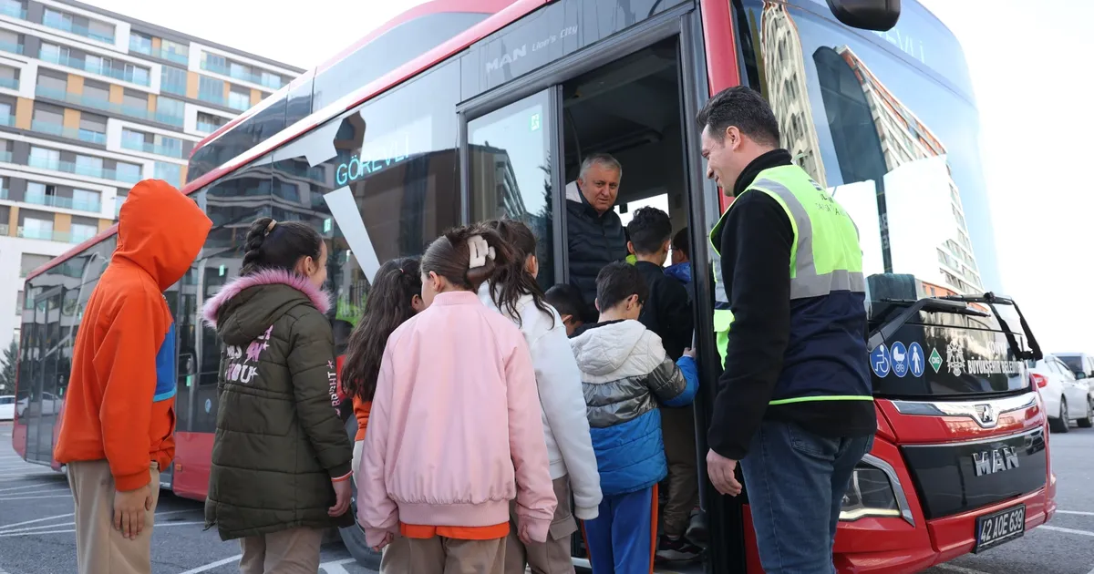 konyali-ogrenciler-nezaketi-bu-otobuste-ogreniyor-QObfRRGc.webp