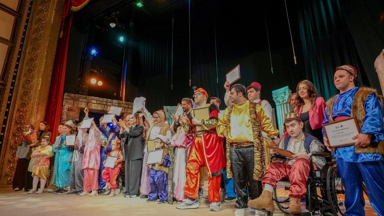 beyoglunda-sanat-engel-tanimadi-tarihi-sahnede-ozel-performans-aYplO8I8