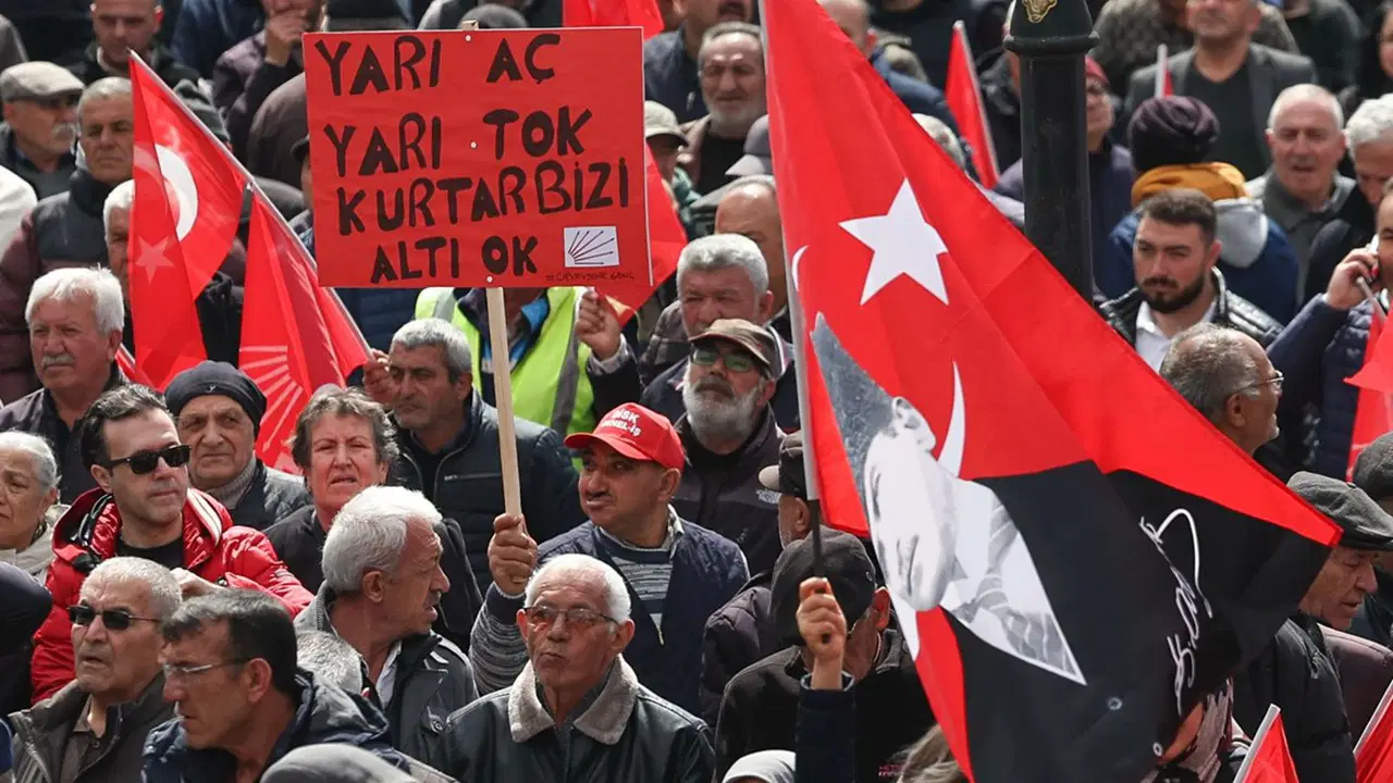 ozgur-ozel-ak-parti-perisan-olur-demisti-akpli-hukukculardan-chpye-kapatma-davasi-cagrisi-LS3waKfK-1