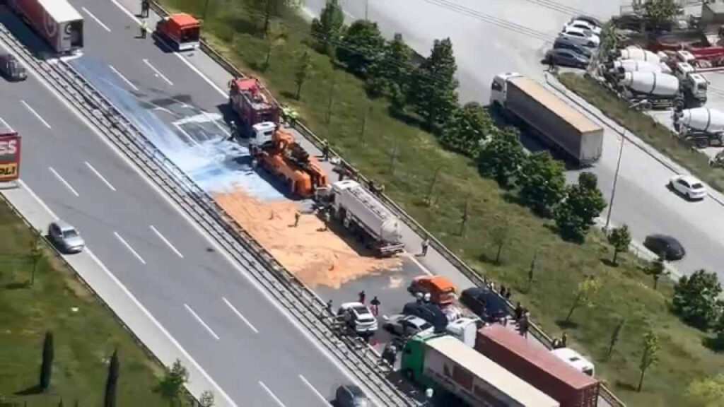TEM Otoyolu’nda Zincirleme Trafik Kazası: Yol Kilitlendi