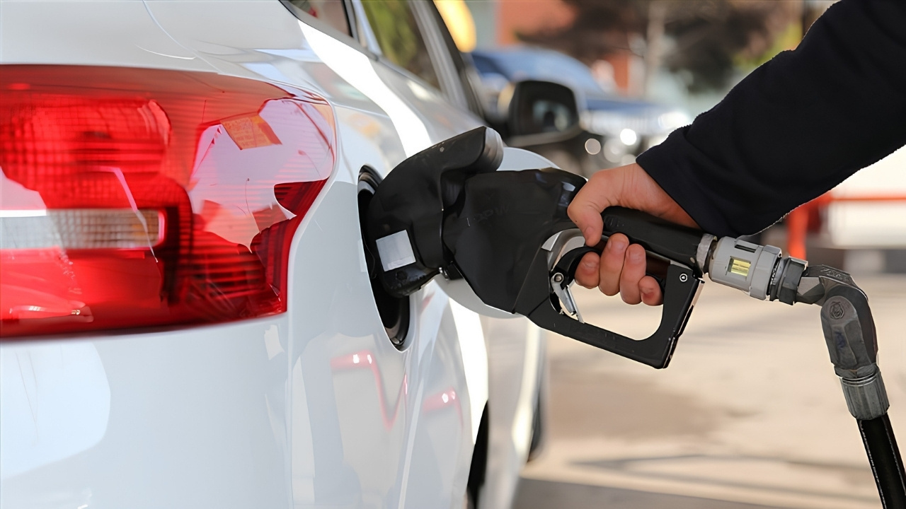 Petrol ve kur baskisi birlesti gece yarisi pompaya buyuk zam yansidi zAcUb6Ry